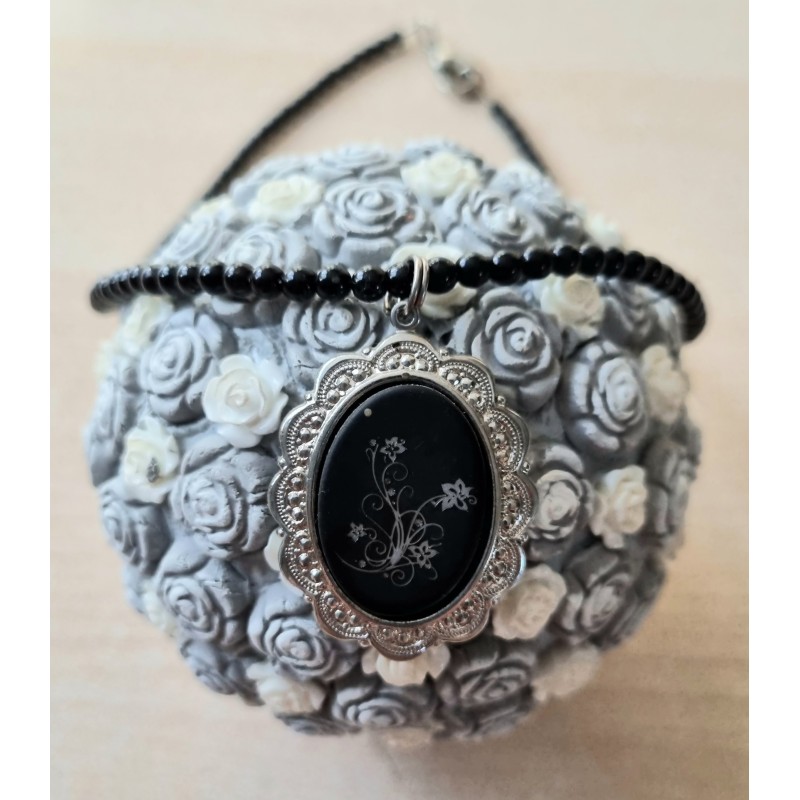 Kette mit Medaillon schwarz