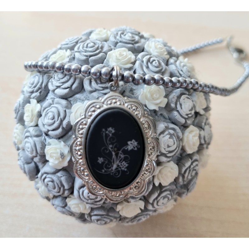 Kette mit Medaillon grau
