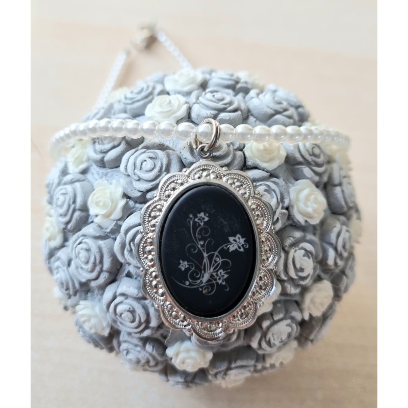 Kette mit Medaillon weiss