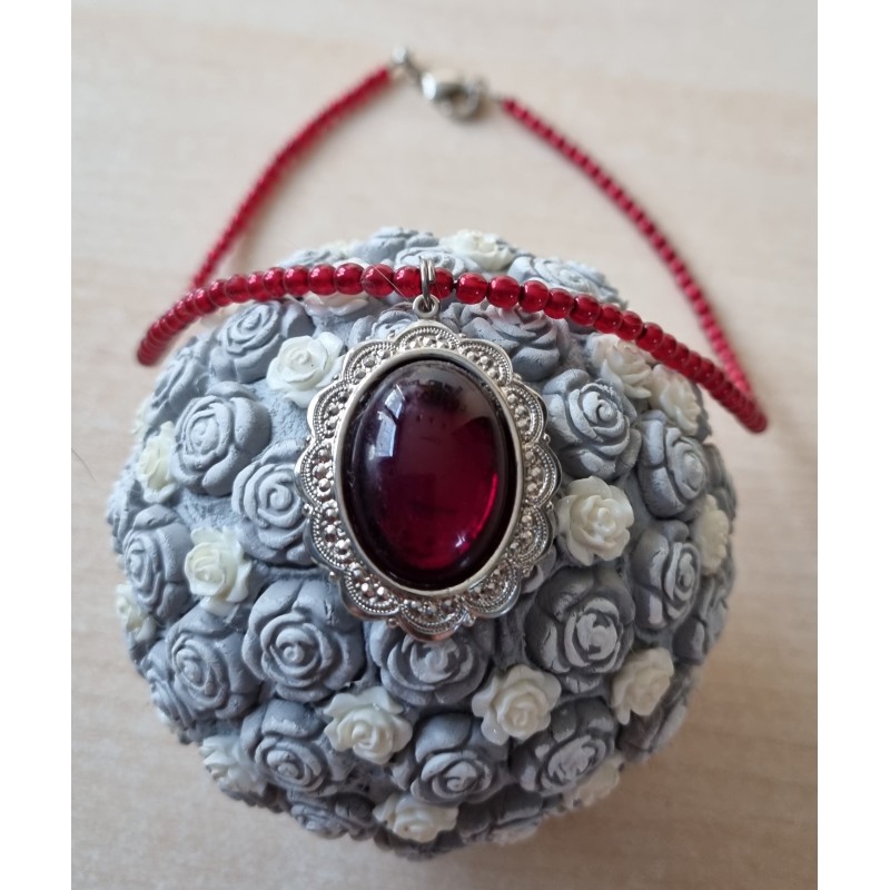 Kette mit Medaillon rot