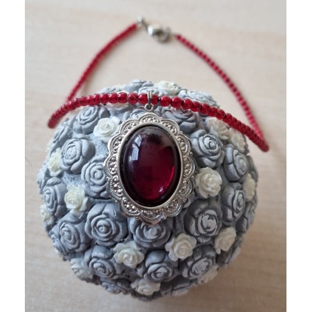 Kette mit Medaillon rot