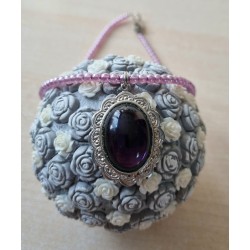Kette mit Medaillon lila