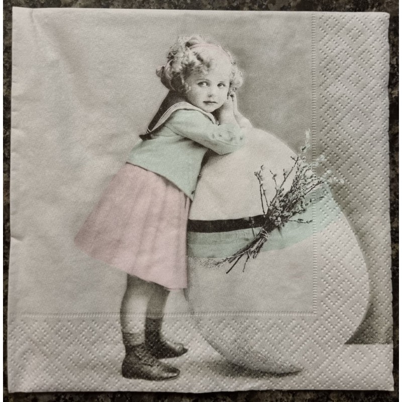 Serviette Mädchen mit Ei