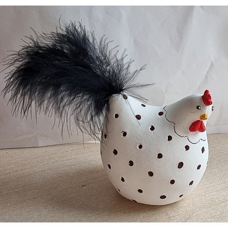 Beton Huhn mit braunen tupfen und schwarzem Schwanz