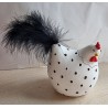 Beton Huhn mit braunen tupfen und schwarzem Schwanz