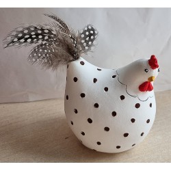 Beton Huhn mit braunen tupfen und braunem Schwanz