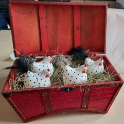 Beton Huhn mit schwarzen tupfen und braunem Schwanz