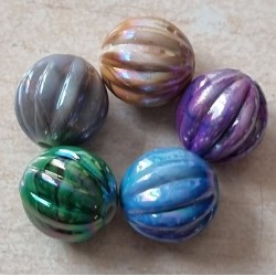 Kunststoff Perle gerippt-rund braun/regenbogen