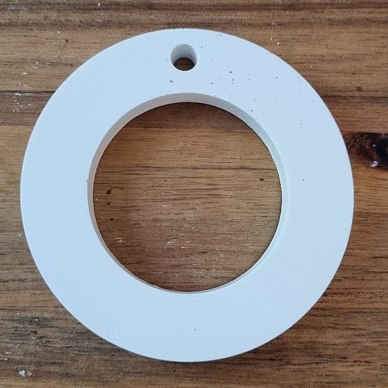 Beton Kreis mit Öffnung zum Hängen weiss