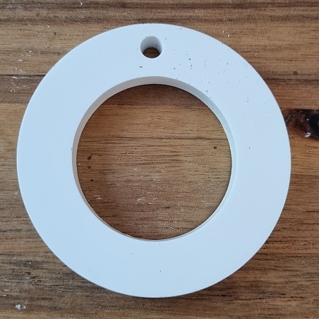 Beton Kreis mit Öffnung zum Hängen weiss