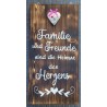 Schild geflammt  " Familie und Freund..."