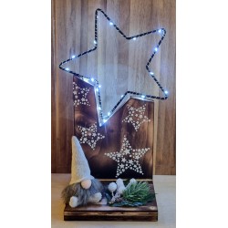 Holz Gestell mit Led Stern und Wichtel geflammt
