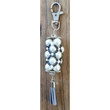 Handgefädelter Schlüsselanhänger weiss/grau/silber