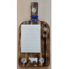 Notizblock mit Bleistift auf Holzbrettchen blau