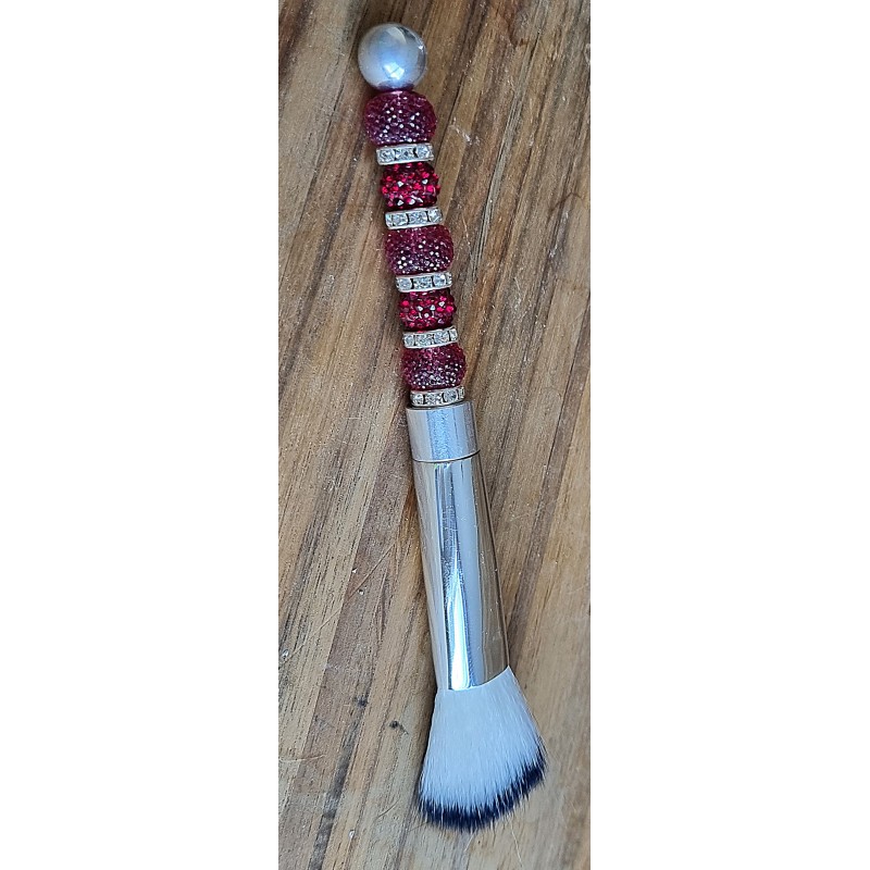 Kosmetik Pinsel gross und schräg   weinrot