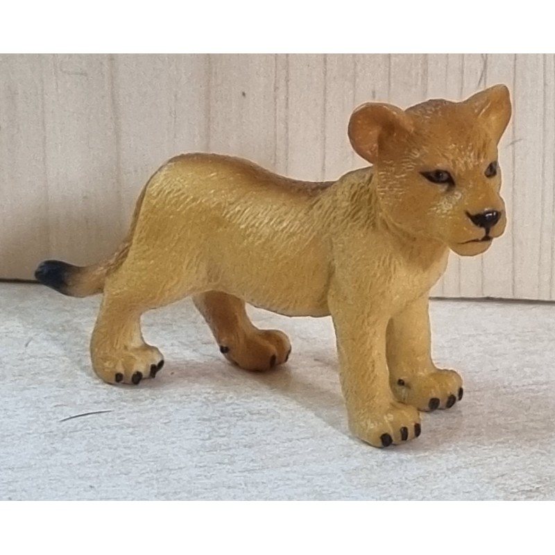Löwe Junges stehend cognac farbig