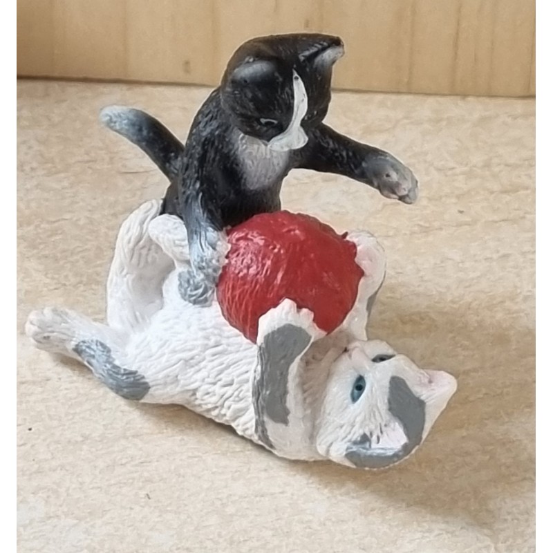 Junge Katzen spielend mit Ball