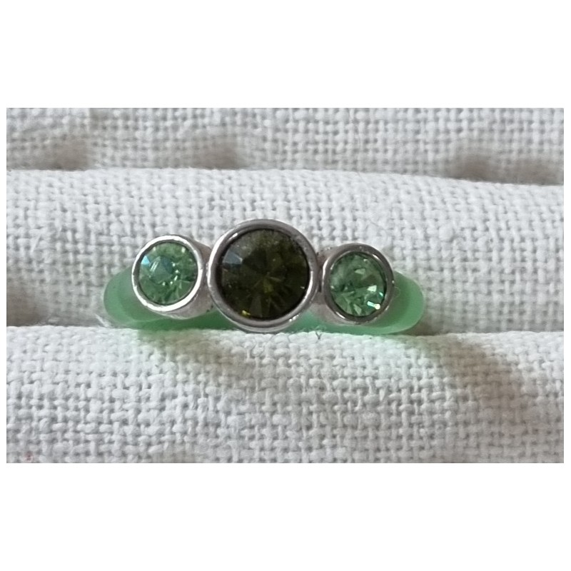 Ring mit Swarovski Steinen hellgrün
