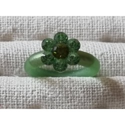 Ring mit Swarovski Steinen Blume hellgrün