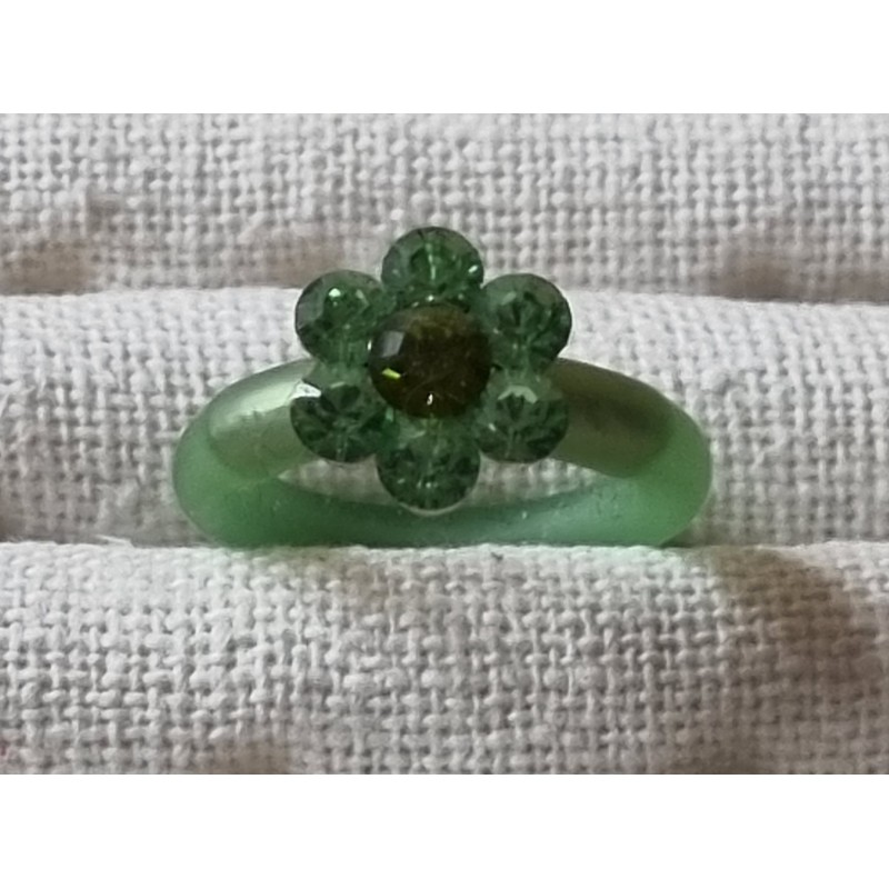 Ring mit Swarovski Steinen Blume hellgrün