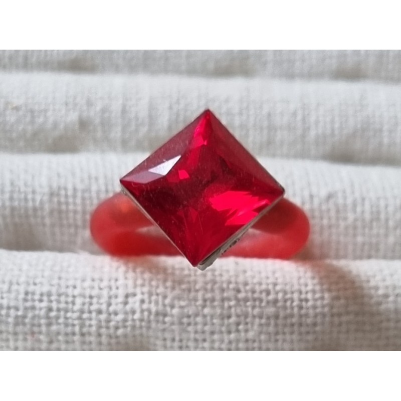 Ring mit Swarovski Steinen Quadrat rot