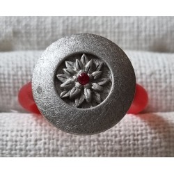 Ring mit Swarovski Steinen Edelweiss rot