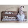 Schild hellbraun " Herzlich Willkommen " Filz Wichtel mit Herzen