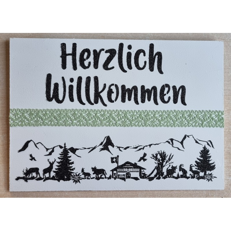Schild weiss/schwarz/hellgrün " Herzlich Willkommen/Alpenfeeling "