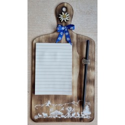 Notizblock mit Bleistift auf Holzbrettchen Alpenfeeling blau