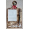 Notizblock mit Bleistift auf Holzbrettchen Alpenfeeling rot