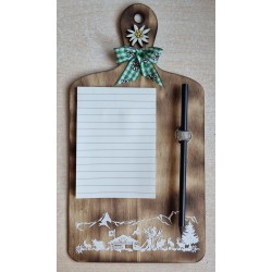 Notizblock mit Bleistift auf Holzbrettchen Alpenfeeling grün