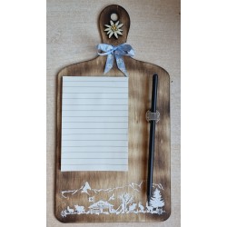 Notizblock mit Bleistift auf Holzbrettchen Alpenfeeling hellblau