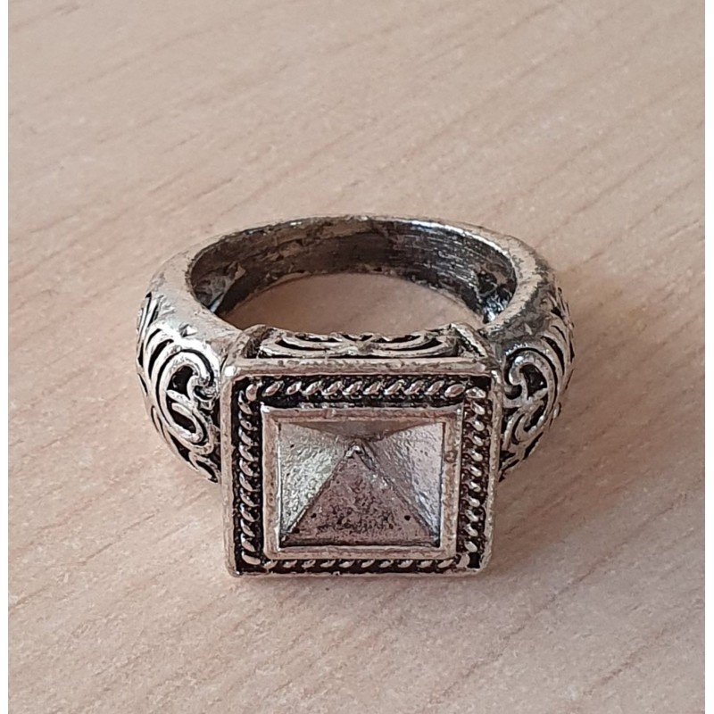 Ring mit Viereck
