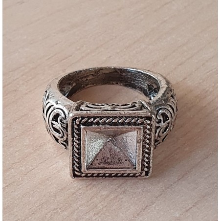 Ring mit Viereck