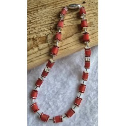 Kette mit Würfel-Perlen rot