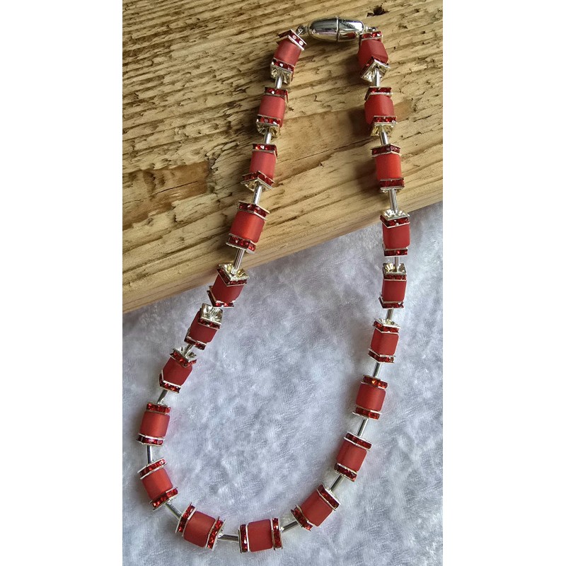 Kette mit Würfel-Perlen rot