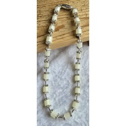 Kette mit Würfel-Perlen weiss