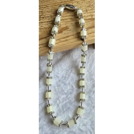 Kette mit Würfel-Perlen weiss