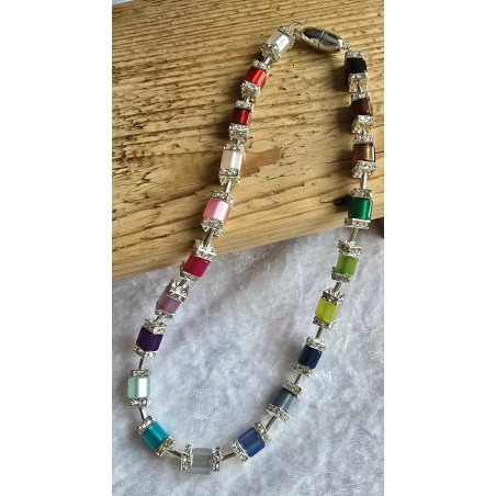 Kette mit Würfel-Perlen bunt