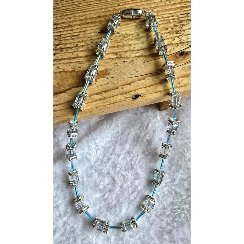 Kette mit Würfel-Perlen blau-transparent
