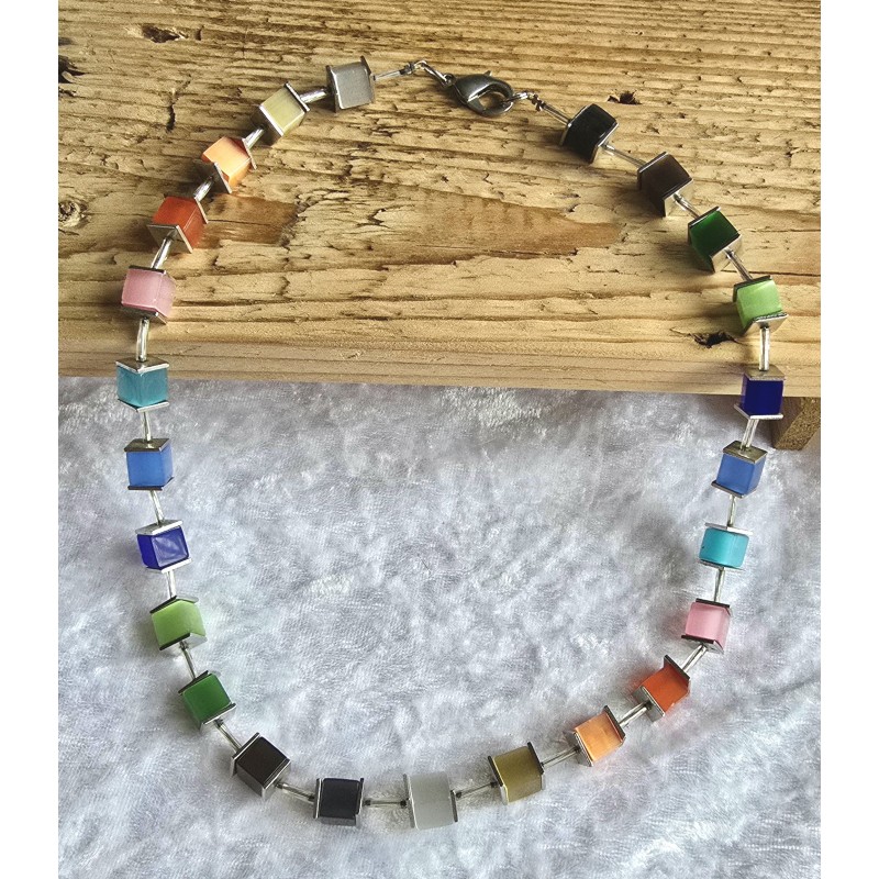 Kette mit Würfel-Perlen bunt