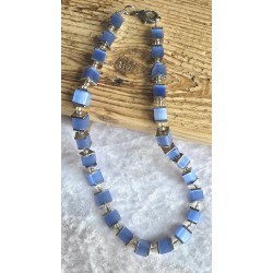 Kette mit Würfel-Perlen hellblau