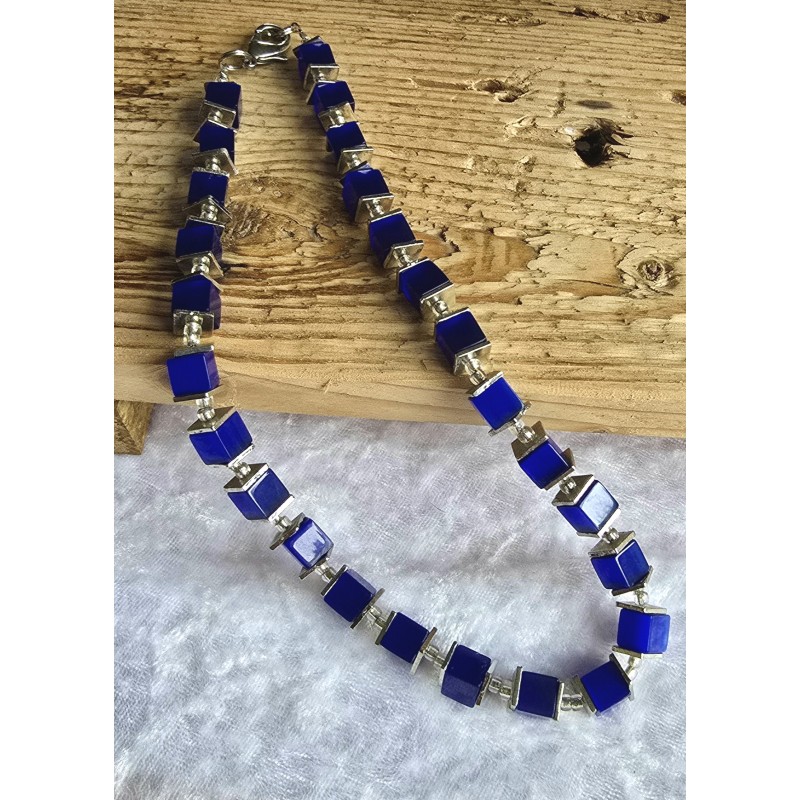 Kette mit Würfel-Perlen blau