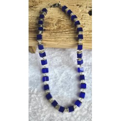 Kette mit Würfel-Perlen blau