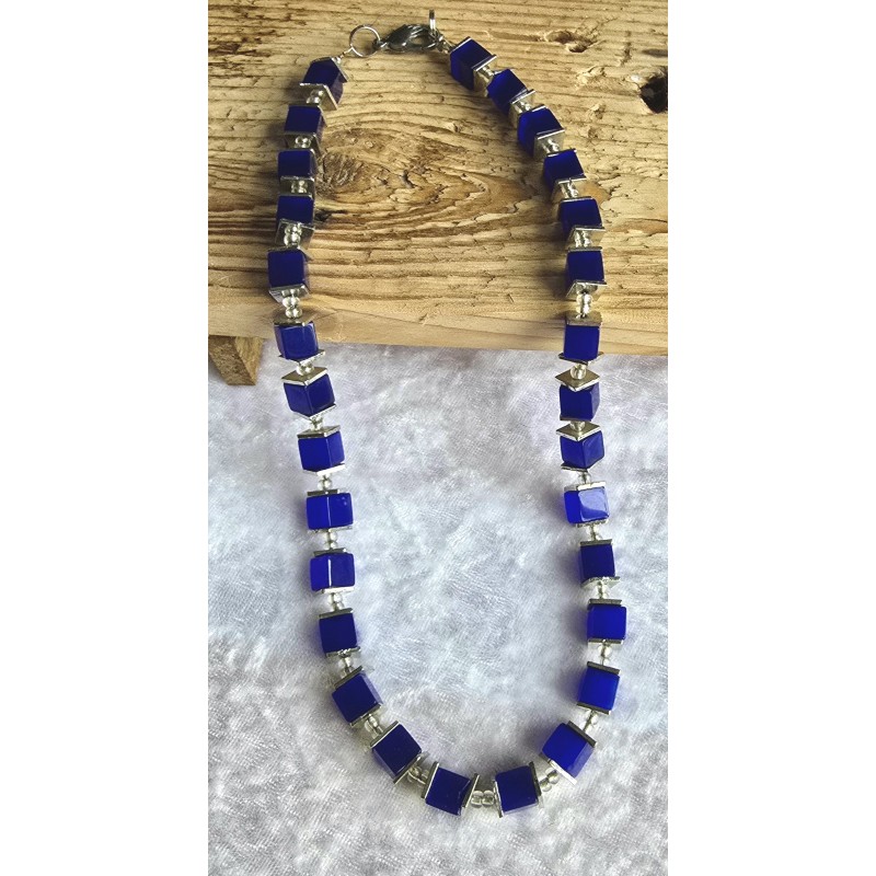 Kette mit Würfel-Perlen blau