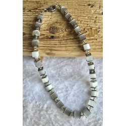 Kette mit Würfel-Perlen weiss-grau