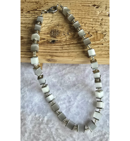 Kette mit Würfel-Perlen weiss-grau