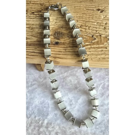 Kette mit Würfel-Perlen weiss-grau
