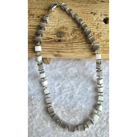 Kette mit Würfel-Perlen weiss-grau