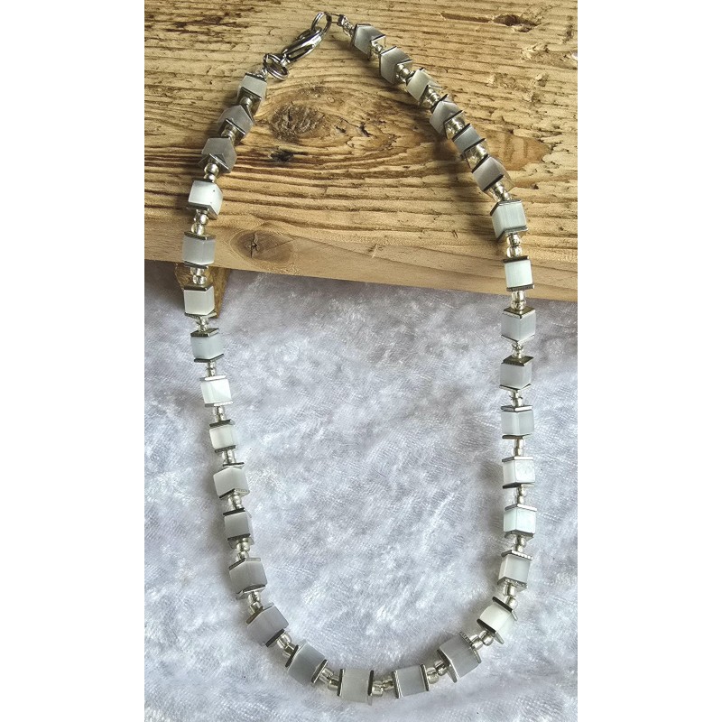 Kette mit Würfel-Perlen weiss-grau